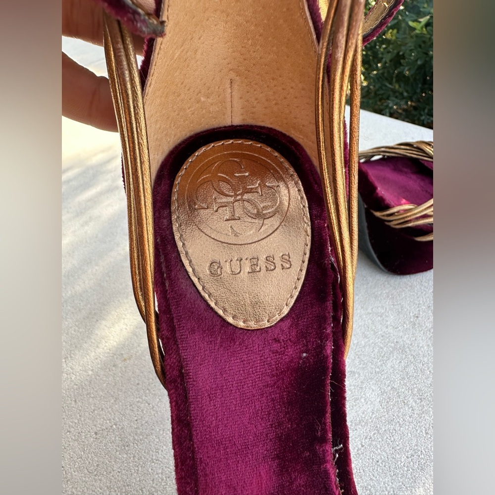 Guess Burgundy Velvet Bronze Gold Leather Peekaboo Ombré Platform Heels (Size 6) - Picture 7 of 9